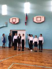 Началась учебная неделя с  поднятия флага и торжественного исполнения Гимна Российской Федерации