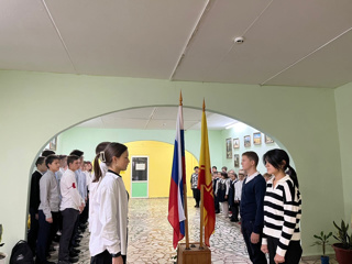 10 октября утро в МАОУ «СОШ №3» началось с прослушивания государственного гимна и выноса государственного флага 🇷🇺🇷🇺🇷🇺 знаменной группой.