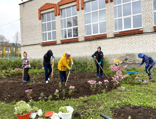 В октябре наступает то время, когда важно подумать о предстоящей весне. Для этого проводятся осенние работы не только на садовых участках, огородах, в парках, но и на нашем школьном участке.