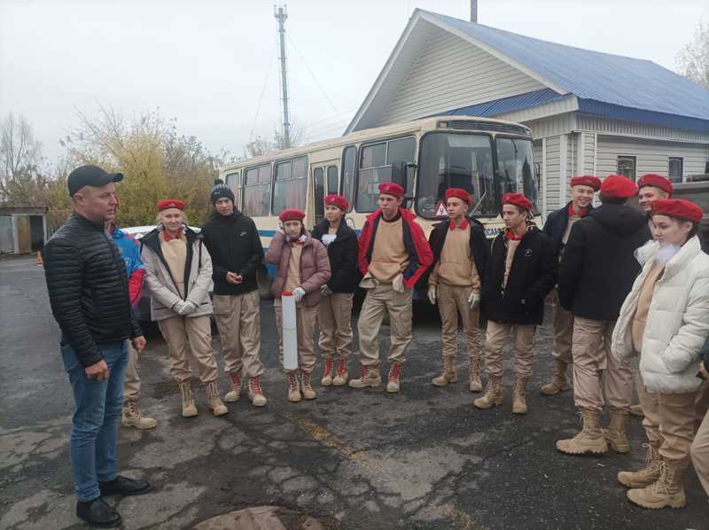 Учащиеся МБОУ " Полевобикшикской СОШ" в стендах ДОСААФ с. Батырево