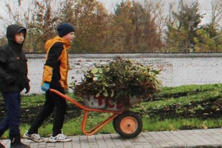 Экологический субботник по благоустройству территории школы, организованный учителями Н.В. Кривошеевым и Н.В. Васильевой.