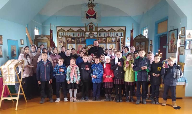 Учащиеся Верхнеачакской школы посетили храм Святителя Николая с. Николаевское