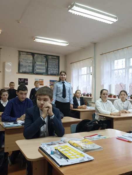 В рамках месячника правовых знаний и  акции «Сообщи, где торгуют смертью» прошла встреча с выпускницей нашей школы, со старшим следователем ОП№3 УМВД России по г. Чебоксары Лобановской А. В.