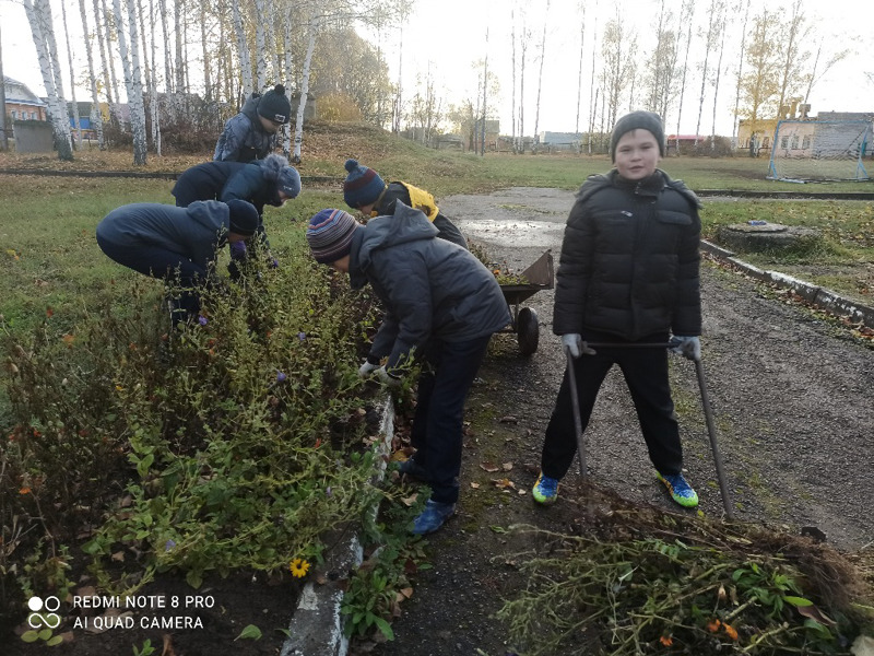 Уборка территории школы