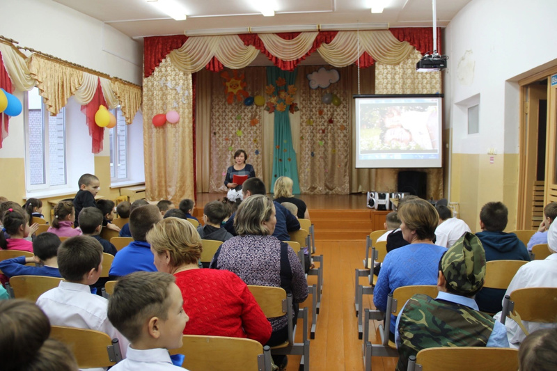 Для ребенка нет никого ближе мамы и папы! Родители сопровождают ребёнка по жизни от рождения, учат всему, поддерживают и защищают. Именно поэтому в календаре памятных дат России наряду с Днем Матери появился такой праздник — День Отца. Теперь этот день будет праздноваться ежегодно, каждое третье воскресенье октября.