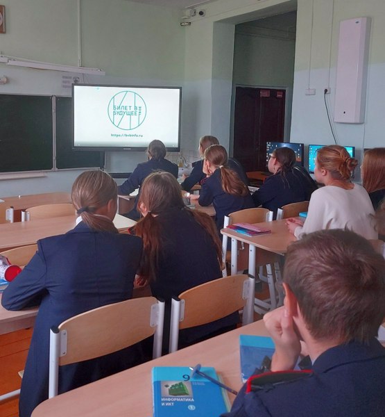 В Урмарской средней школе успешно реализуется программа ранней профориентации «Билет в будущее»