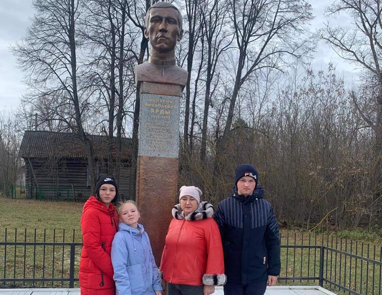 Обучающиеся 8-б класса побывали на родине чемпиона олимпийских игр по велоспорту Валерия Ярды в деревне Бреняши Шумерлинского района