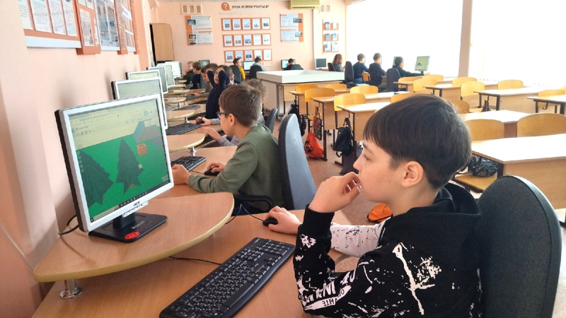 Учитель информатики школы 40 г.Чебоксары Семёнов А. Г. на осенних каникулах проводит занятия по 3D моделированию