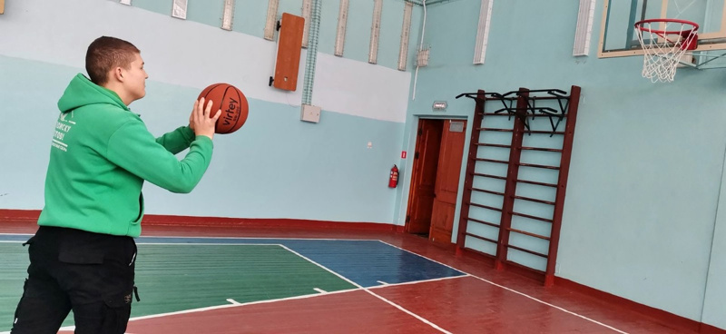 Обучающиеся МАОУ "СОШ 40" г.Чебоксары с удовольствием посещают секцию "Баскетбол" во время осенних каникул.
