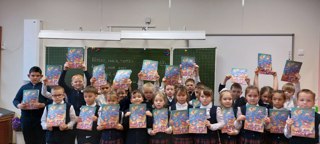 Учащиеся начальной школы читают журнал "ТЕТТЕ"