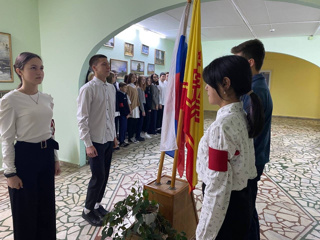 24 октября утро в МАОУ «СОШ №3» началось с прослушивания государственного гимна 🎶 и выноса государственного флага 🇷🇺 знаменной группой .