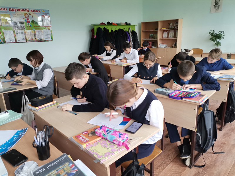 Обучающиеся нашей школы написали письма со словами поддержки российским солдатам