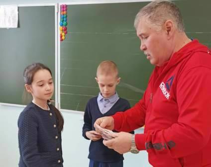 Торжественное вручение значков ГТО юным спортсменам Траковской школы.