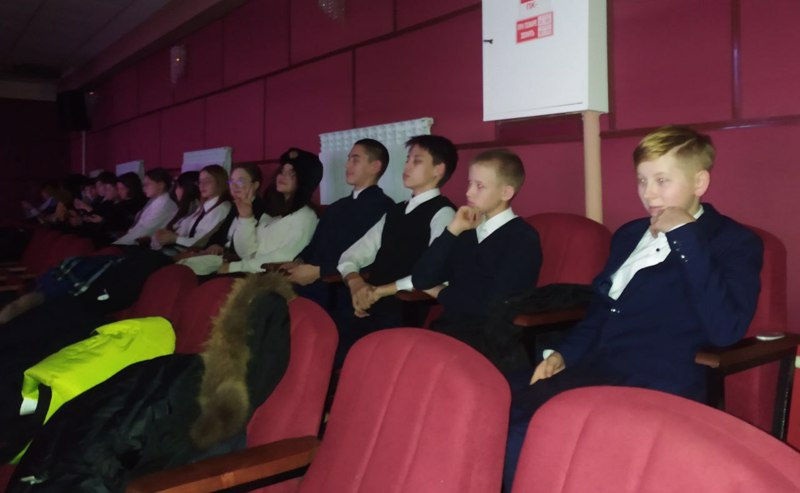 Учащиеся 8,9 классов посетили концерт патриотической песни «Своих не бросаем»