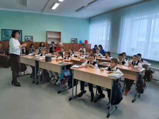 Учителя иностранных языков собрались в стенах Трехбалтаевской средней школы для обмена опытом и своими наработками.