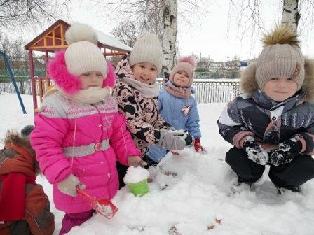 Первый снегопад! На прогулке весь детский сад!