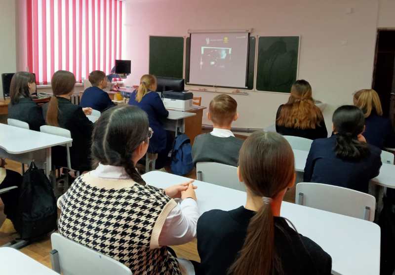 В рамках Всемирного дня отказа от курения, акции «Молодежь за ЗОЖ», операции «Дети России-2022» учащиеся 8б, 9а, 9б классов просмотрели видеофильм о вреде курения