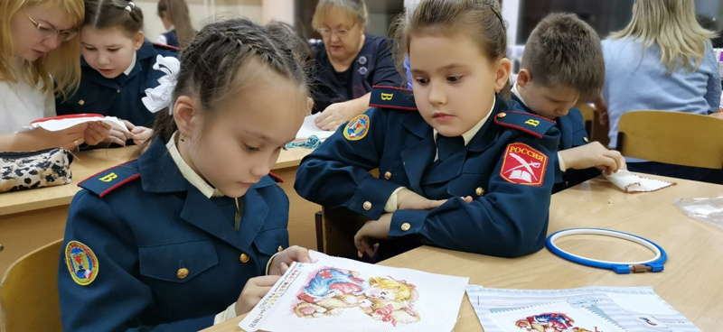 Занятие семейного клуба "Вышиваем вместе" в рамках проекта " Сберегаем память- смотрим в будущее"