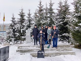 Акция «Снежный десант» по очистке  памятника