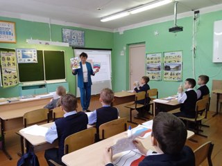 28 ноября  школе прошло еженедельное занятие "Разговоры о важном", которое было посвящено символам России