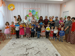 Наши воспитанники детского сада "Хунав" поздравляли своих мам и бабушек с Днём Матери