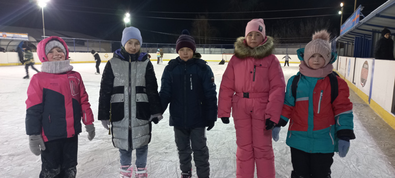 Приглашаем всех на каток ФСК "Присурье"!