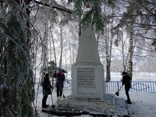 Расчистка от снега памятника воинам-односельчанам, павшим в боях за Родину в 1941-1945 гг.