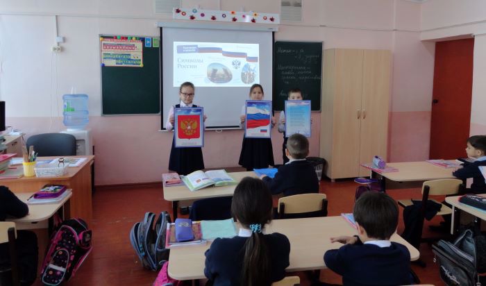 В  рамках программы «Разговоры о важном» для 1 и 2 классов прошел патриотический час «Герб России».