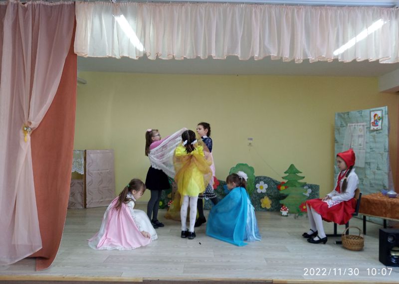 Школьная театральная студия показала спектакль «Красная Шапочка»