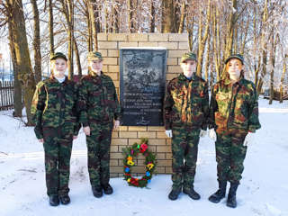 Возложение венков к памятникам