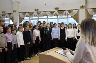 Еженедельная торжественная линейка на этой неделе была посвящена Дню добровольца в России