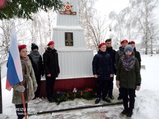 В День Героев Отечества в МБОУ «Карабай – Шемуршинская СОШ» состоялось возложение венков к памятникам.