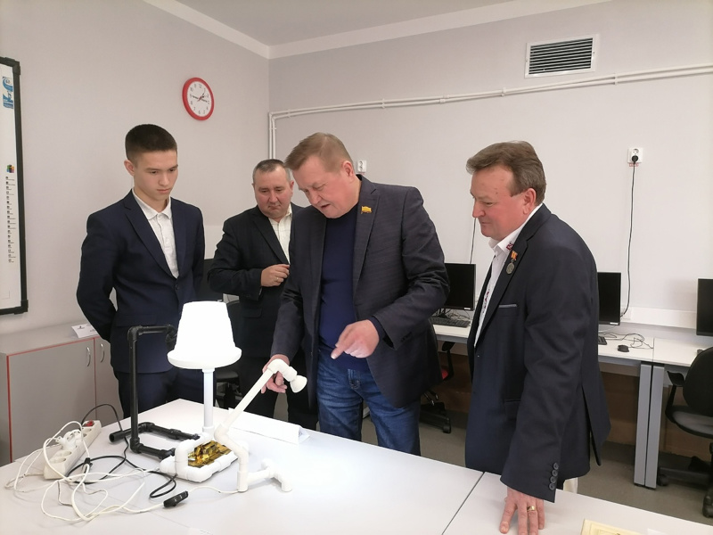 Представители Комсомольского землячества "Кетне" посетили Центр образования цифрового и гуманитарного профилей "Точка роста".