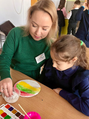 📣8 декабря -отмечается Международный день художника👩‍🎨. В МАОУ «СОШ №3» советник директора по воспитанию Е. Н Евграфова совместно с преподавателем художественной школы Т.Е Трофимовой провели мастер-класс «Мишка на Севере». Гость мастер-класса рассказала ребятам ,как она стала преподавателем искусства , отвечала на интересные вопросы обучающихся. Ребята опробовали различные техники , иллюстрировали на специальной бумаге для акварели 🎨,узнали о том ,как сделать эффект 3 D, при выполнении работы , и для чего же нужна соль при рисовании. Все ребята получили большой заряд энергии и массу положительных эмоций🤗 #навигаторыдетства #Росдетцентр #РДШ #РДДМ #навигациявискусстве #яхудожникятаквижу #НавигаторыдетстваЧувашии #СоветникиЧувашии