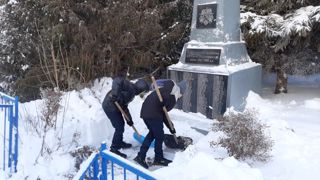 25 января 2022 в рамках месячника оборонно-массовой и спортивной работы учащиеся 8 класса организовали очистку памятника павшим войнам ВОВ от снега.