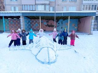 Снежные постройки на участке детского сада для зимних игр и забав детей
