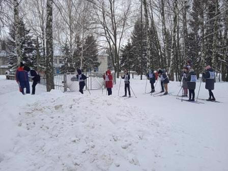 В рамках  месячника оборонно-массовой и спортивно- оздоровительной  работы Перво-Чурашевской школе 3 февраля провели лыжную эстафету среди обучающихся 5-11 классов.