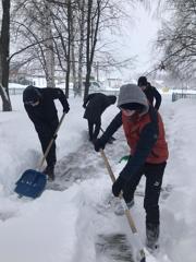 Ученики 11а класса несмотря на не погоду и сильный снегопад приняли участие в акции «Обелиск»