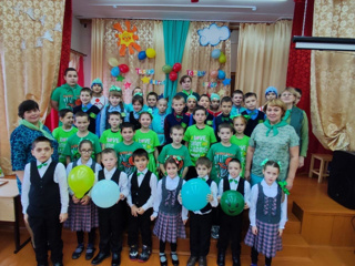 В рамках недели начальных классов в День зелёного цвета радуги младшие школьники 1-4 классов вместе со своими учителями отправились в гости к зелёной ёлочке.