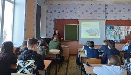 В рамках Дня художника преподаватель художественной школы Елена Вадимовна была приглашена в 6 "В" класс на урок-встречу "Мастер-это звучит гордо"