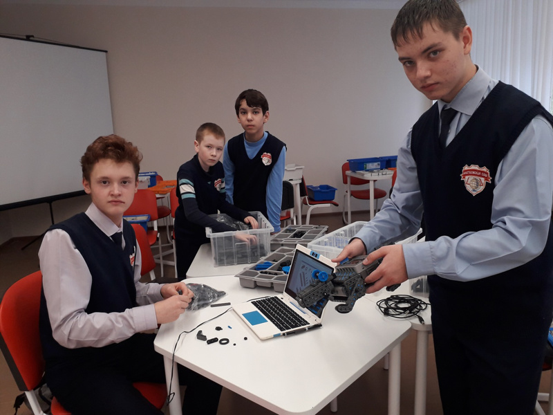 В МБОУ «Анастасовская СОШ» работает кружок «Робототехника»