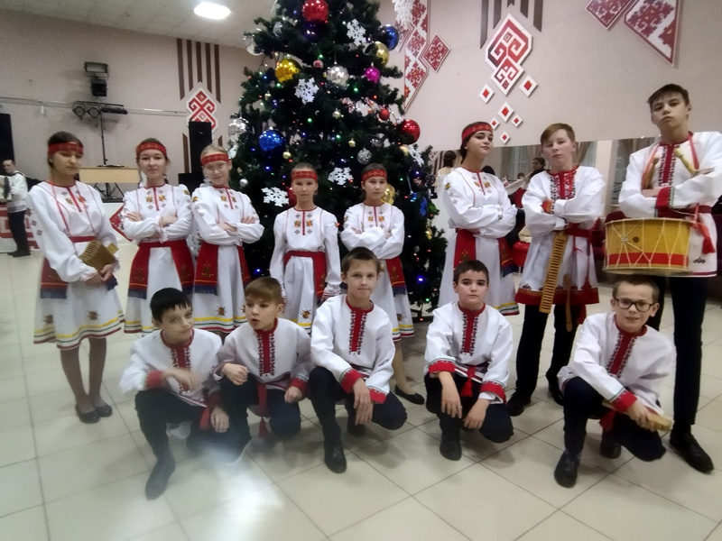 Выступление фольклорного коллектива школы на сцене районного ДК