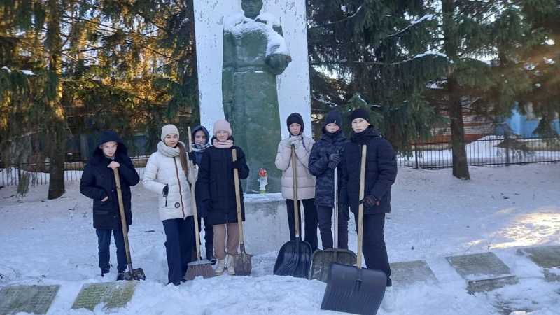 Трудовой десант по уборке снега на территории  памятника погибшим в ВОВ