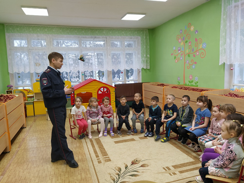 Встреча детей с сотрудником Новочебоксарского ГИБДД