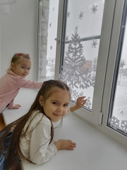 В преддверии Нового года воспитанники средней группы «Зайчата», вместе с воспитателем Герасимовой Н. А., украсили окна