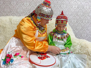 Первое знакомство с чувашской национальной вышивкой.
