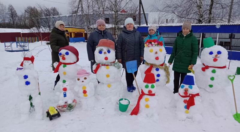 Веселые снеговики.