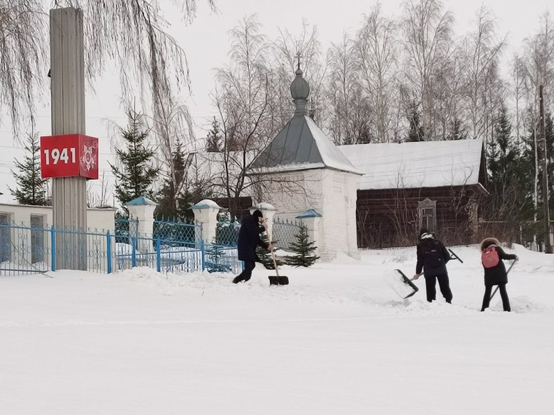 Акция «Снежный десант» по очистке от снега памятника