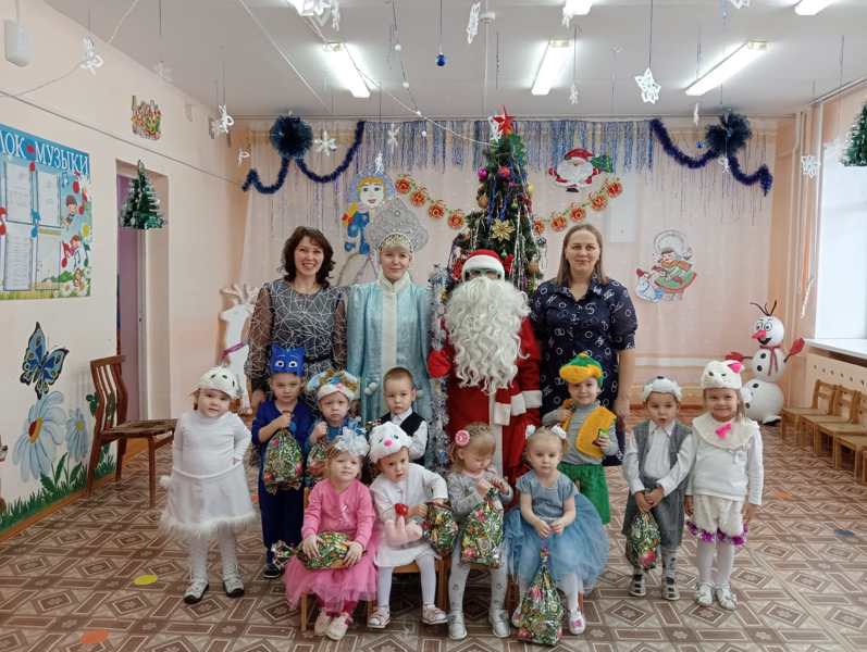 Первый новогодний утренник воспитанников ясельной группы "Ладушки"