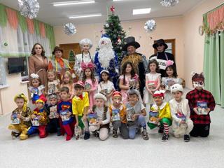 27 декабря в нашем детском саду прошли новогодние утренники в младшей группе «Колобок» и в подготовительной к школе группе «Солнышко».